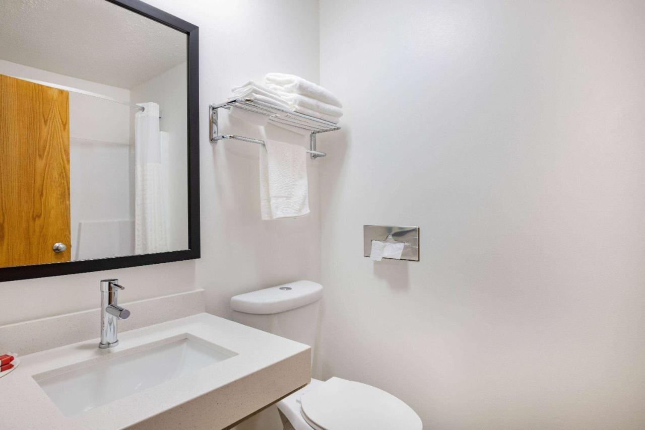 Super 8 By Wyndham Duluth Hotel Екстериор снимка
